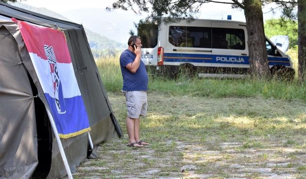Srb – Kod spomenika borcima palim u NOB-u Hrvatska autohtona stranka prava podigla je dva satora. Iako su iz stranke obavijestili kako im je policija nalozila da danas do 15h uklone instalacije, iz policije to opovrgavaju. Photo: Dino Stanin/PIXSELL