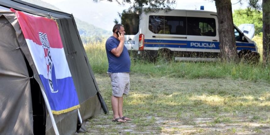 Srb – Kod spomenika borcima palim u NOB-u Hrvatska autohtona stranka prava podigla je dva satora. Iako su iz stranke obavijestili kako im je policija nalozila da danas do 15h uklone instalacije, iz policije to opovrgavaju. Photo: Dino Stanin/PIXSELL