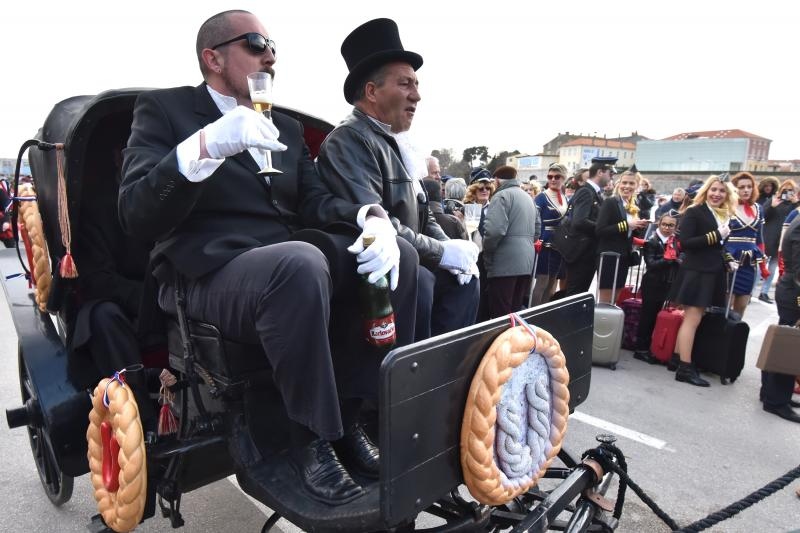 Karnevalska povorka krenula je s Branimirove obale prema Poluotoku. Photo: Dino Stanin/PIXSELL