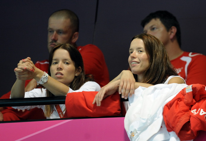 London, 310712.
Dvorana Copper Box.
Hrvatska muska rukometna reprezentacija igra utakmicu 2. kolo u skupini B protiv Srbije tokom Olimpijskih Igra u Londonu.
Na fotografiji: sestre Zaninovic.
Foto: Drago Sopta / CROPIX