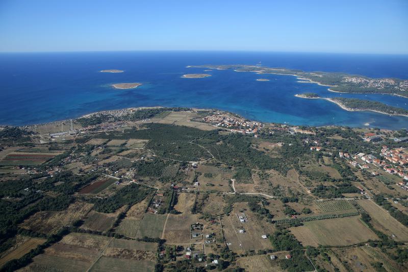01.08.2013., Zadar – Fotografije panoramskog leta od Zadra do Medulina. Photo: Filip Brala/PIXSELL Autor  Filip Brala/PIXSELL KLJUČNE RIJEČI  let, panorama, grad Zadar, zracni snimak, Jadran, arhipelag, more, avion