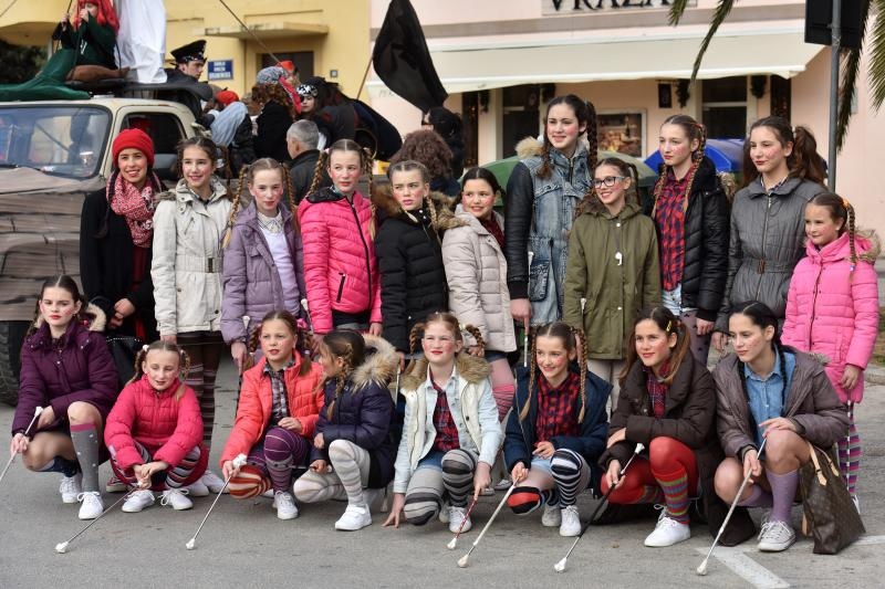 Karnevalska povorka krenula je s Branimirove obale prema Poluotoku. Photo: Dino Stanin/PIXSELL