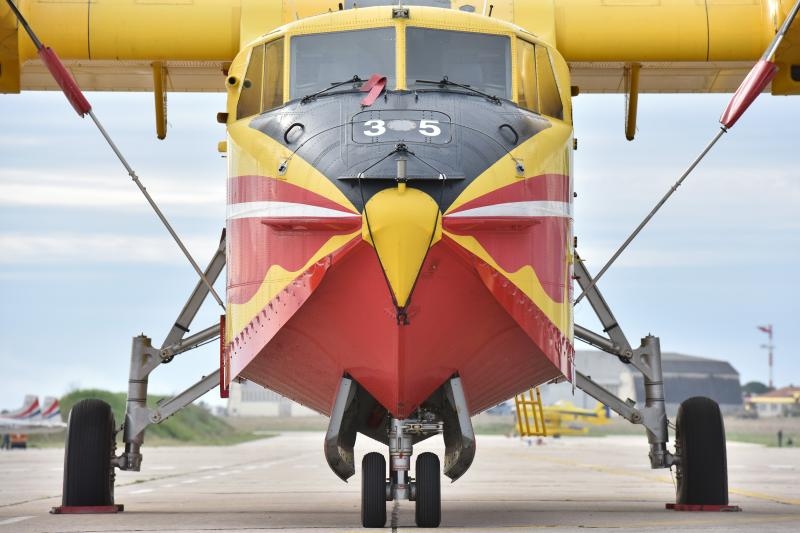 U sklopu Medjunarodne konferencije o gasenju pozara iz zraka (Aerial Firefighting Conference), u zrakoplovnoj bazi HRZ Zemunik odrzala se pokazna vjezba na kojoj su sudjelovali protupozarni avioni i helikopteri iz sastava 93. zrakoplovne baze u Zemuniku, U sklopu Medjunarodne konferencije o gasenju pozara iz zraka (Aerial Firefighting Conference), u zrakoplovnoj bazi HRZ Zemunik odrzala se pokazna vjezba na kojoj su sudjelovali protupozarni avioni i helikopteri iz sastava 93. zrakoplovne baze u Zemuniku,