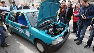 Zadar, 050312.
Ucenici Strukovne skole Vice Vlatkovica, pod vodstvom profesora Ante Ivanca, preradili su benzinski automobil u elektricni te su svoj rad danas prezentirali javnosti. Preradjeni Peugeot 106 krece se totalno necujno, brzinom i vecom od 50 ki Zadar, 050312.
Ucenici Strukovne skole Vice Vlatkovica, pod vodstvom profesora Ante Ivanca, preradili su benzinski automobil u elektricni te su svoj rad danas prezentirali javnosti. Preradjeni Peugeot 106 krece se totalno necujno, brzinom i vecom od 50 ki