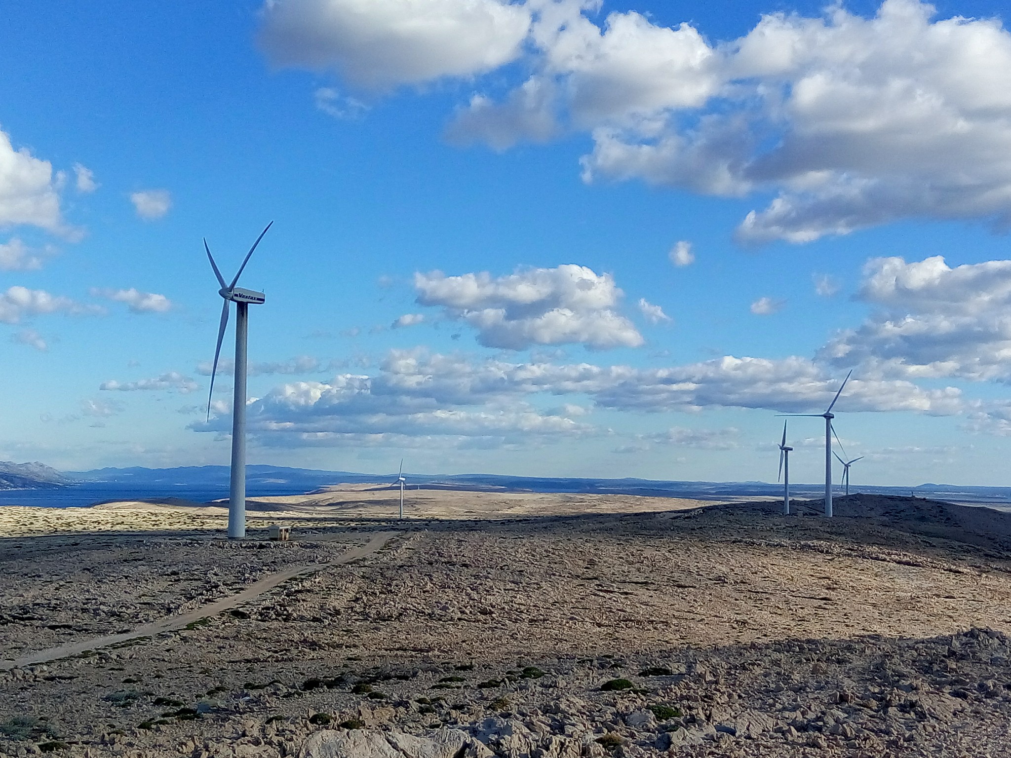 Olujna bura srušila vjetro elektranu na Pagu Olujna bura srušila vjetro elektranu na Pagu