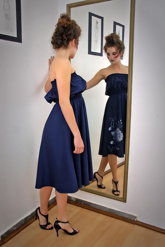 1500 kn; Haljinu dizajnira Klara Dedić: rukom oslikana saten-svila (foto: Marin Gospić)