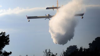 Zadar, 050510. U popodnevnim satima juzno od zadarskog predjela Dracevac izbio je pozar koji su osim vatrogasaca na zemlji gasili i kanader i airtractor. Foto : Vladimir Ivanov / CROPIX Zadar, 050510. U popodnevnim satima juzno od zadarskog predjela Dracevac izbio je pozar koji su osim vatrogasaca na zemlji gasili i kanader i airtractor. Foto : Vladimir Ivanov / CROPIX