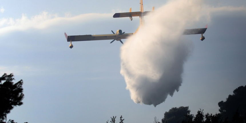 Zadar, 050510. U popodnevnim satima juzno od zadarskog predjela Dracevac izbio je pozar koji su osim vatrogasaca na zemlji gasili i kanader i airtractor. Foto : Vladimir Ivanov / CROPIX