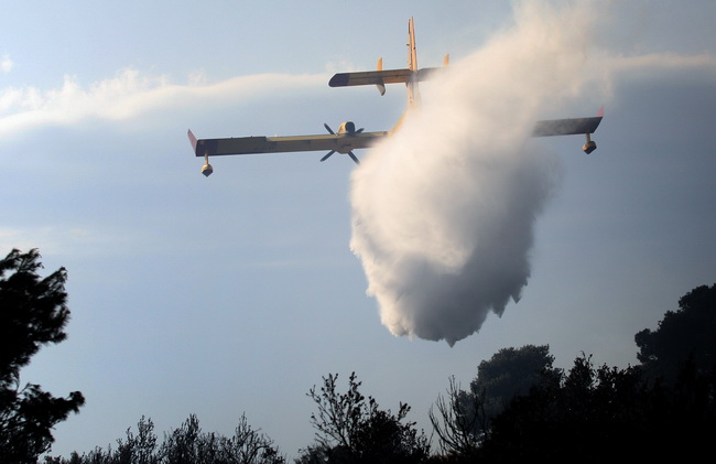 Zadar, 050510. U popodnevnim satima juzno od zadarskog predjela Dracevac izbio je pozar koji su osim vatrogasaca na zemlji gasili i kanader i airtractor. Foto : Vladimir Ivanov / CROPIX Zadar, 050510. U popodnevnim satima juzno od zadarskog predjela Dracevac izbio je pozar koji su osim vatrogasaca na zemlji gasili i kanader i airtractor. Foto : Vladimir Ivanov / CROPIX