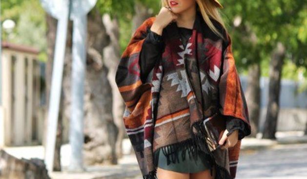 Jesenski look: Žene pod ogrtačima. Moda. Izvor: Fashiondivadesign