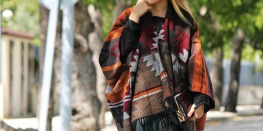 Jesenski look: Žene pod ogrtačima. Moda. Izvor: Fashiondivadesign Jesenski look: Žene pod ogrtačima. Moda. Izvor: Fashiondivadesign