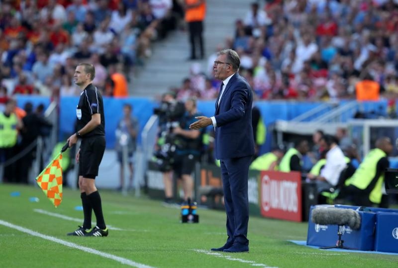 U dvoboju zadnjeg, 3. kola D skupine EURA u Bordeauxu igraju nogometaši Hrvatske i Španjolske (1-1).   Pred 40.000 gledatelja na stadionu Matmut Atlantic sudi Bjorn Kuipers.    Strijelci: 0-1 Morata (7), 1-1 Kalinić (45)