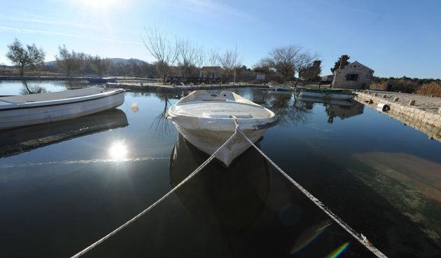 Pogled na ljepote Parka prirode Vransko jezero okupanog suncem