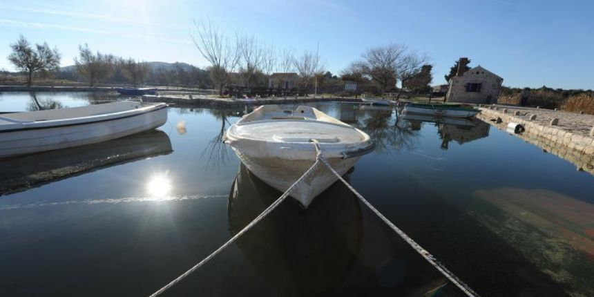 Pogled na ljepote Parka prirode Vransko jezero okupanog suncem Pogled na ljepote Parka prirode Vransko jezero okupanog suncem