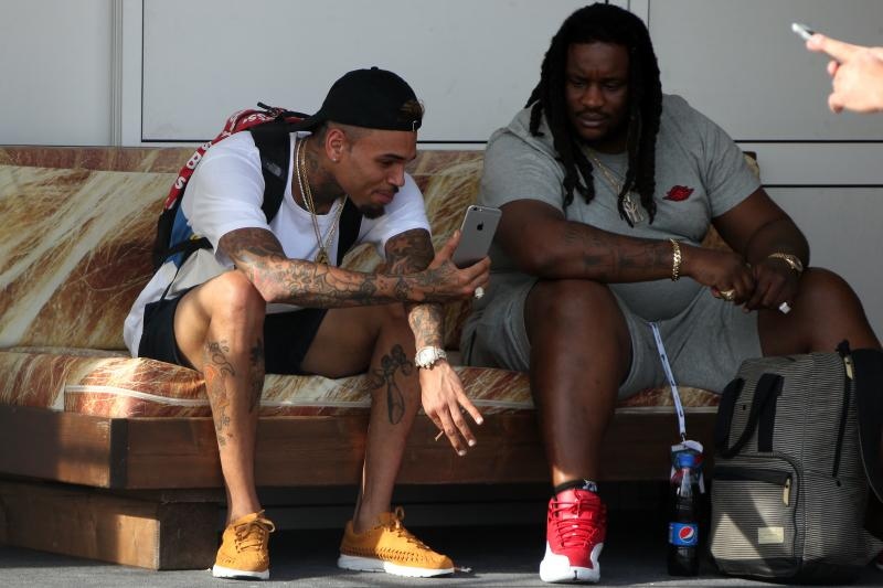 Novalja: Chris Brown zabavlja se u backstageu prije nastupa na Fresh island festivalu