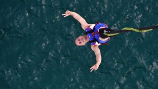 Otvorena sezona bungee jumpinga sa starog Masleničkog mosta. Photo: Hrvoje Jelavić/PIXSELL Otvorena sezona bungee jumpinga sa starog Masleničkog mosta. Photo: Hrvoje Jelavić/PIXSELL