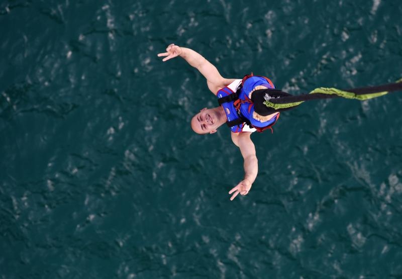 Otvorena sezona bungee jumpinga sa starog Masleničkog mosta. Photo: Hrvoje Jelavić/PIXSELL Otvorena sezona bungee jumpinga sa starog Masleničkog mosta. Photo: Hrvoje Jelavić/PIXSELL