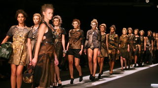 Zagreb, 250909.
U staroj tvornici Zagrepcanka od 24.09.-26.09. odrzava se modna revija Dove Fashion.hr.
Revija: Robert Sever.
Foto: Neja Markicevic /CROPIX