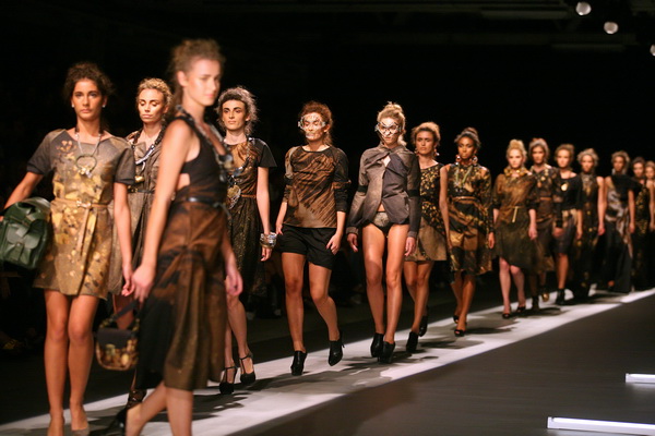 Zagreb, 250909.
U staroj tvornici Zagrepcanka od 24.09.-26.09. odrzava se modna revija Dove Fashion.hr.
Revija: Robert Sever.
Foto: Neja Markicevic /CROPIX