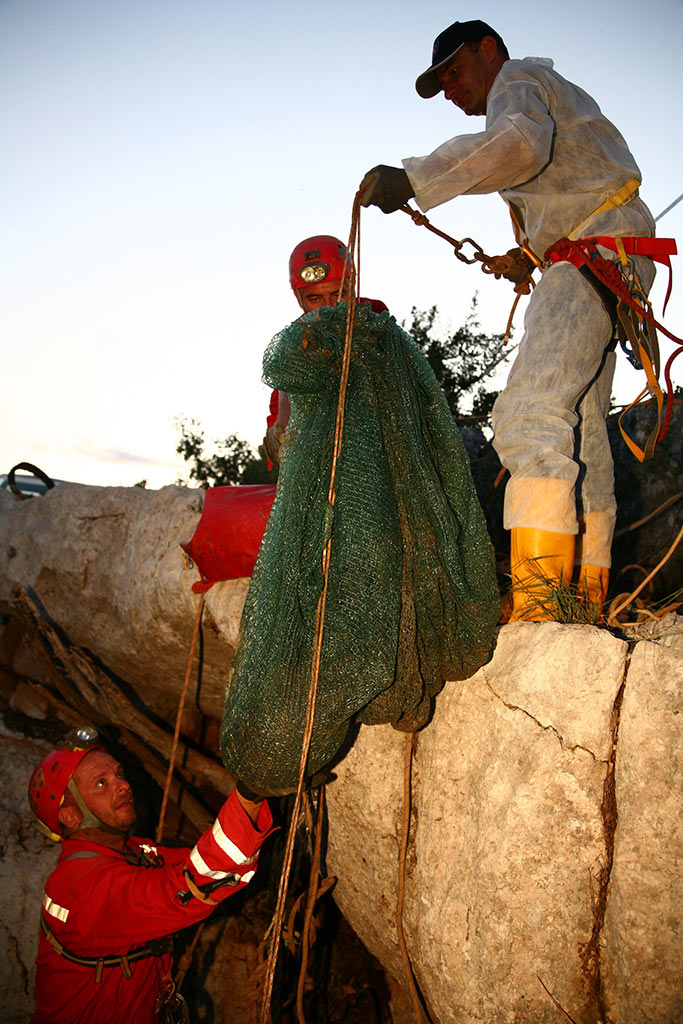 HGSS-ova akcija spašavanja pasa iz Živkine jame (foto: Zoran Erceg)