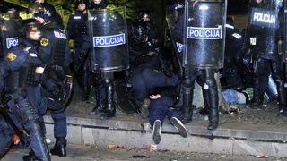 Maribor (Slovenija), 031212.
Prosvjed gradjana Maribora protiv trenutacnog gradonacelnika Franca Kanglera, osumnjicenog za umjesanost u korupciju. Prosvjed je zapoceo okupljanjem nekoliko tisuca ljudi na Trgu Slobode, a zatim se preselio ispred zgrade opc Maribor (Slovenija), 031212.
Prosvjed gradjana Maribora protiv trenutacnog gradonacelnika Franca Kanglera, osumnjicenog za umjesanost u korupciju. Prosvjed je zapoceo okupljanjem nekoliko tisuca ljudi na Trgu Slobode, a zatim se preselio ispred zgrade opc
