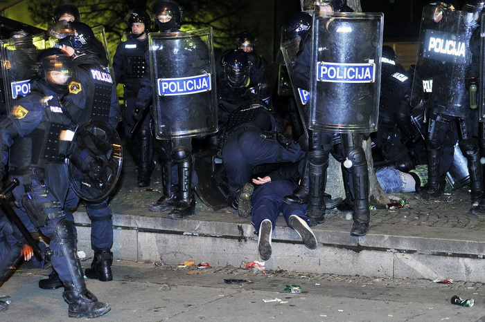 Maribor (Slovenija), 031212.
Prosvjed gradjana Maribora protiv trenutacnog gradonacelnika Franca Kanglera, osumnjicenog za umjesanost u korupciju. Prosvjed je zapoceo okupljanjem nekoliko tisuca ljudi na Trgu Slobode, a zatim se preselio ispred zgrade opc Maribor (Slovenija), 031212.
Prosvjed gradjana Maribora protiv trenutacnog gradonacelnika Franca Kanglera, osumnjicenog za umjesanost u korupciju. Prosvjed je zapoceo okupljanjem nekoliko tisuca ljudi na Trgu Slobode, a zatim se preselio ispred zgrade opc