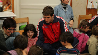 Da hrvatske zlatne Barakude imaju veliko srce pokazali su već prvog dana boravka u Zadru. Posjetili su mališane DV Latica i donijeli im prigodne poklone – vaterpolo kapice hrvatske reprezentacije. Mališani i njihove tete s oduševljenjem su dočekali svoje