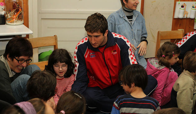 Da hrvatske zlatne Barakude imaju veliko srce pokazali su već prvog dana boravka u Zadru. Posjetili su mališane DV Latica i donijeli im prigodne poklone – vaterpolo kapice hrvatske reprezentacije. Mališani i njihove tete s oduševljenjem su dočekali svoje