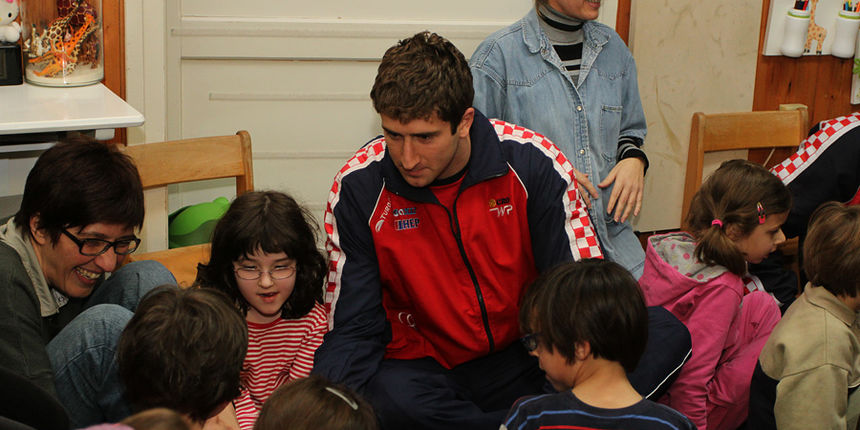 Da hrvatske zlatne Barakude imaju veliko srce pokazali su već prvog dana boravka u Zadru. Posjetili su mališane DV Latica i donijeli im prigodne poklone – vaterpolo kapice hrvatske reprezentacije. Mališani i njihove tete s oduševljenjem su dočekali svoje Da hrvatske zlatne Barakude imaju veliko srce pokazali su već prvog dana boravka u Zadru. Posjetili su mališane DV Latica i donijeli im prigodne poklone – vaterpolo kapice hrvatske reprezentacije. Mališani i njihove tete s oduševljenjem su dočekali svoje