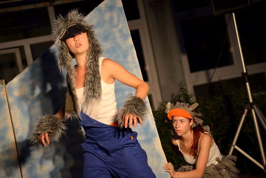 Ružno pače u izvedbi Dragon Teatra Ružno pače u izvedbi Dragon Teatra