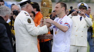 Sibenik , 050510.
Stadion Subicevac.
Druga utakmica finala Kupa RH NK Sibenik NK Hajduk (Split).
na slici kapetan Hajduka Srdjan Andric prima pokal iz ruku admirala Urlica.
Foto: Niksa Stipanicev / CROPIX