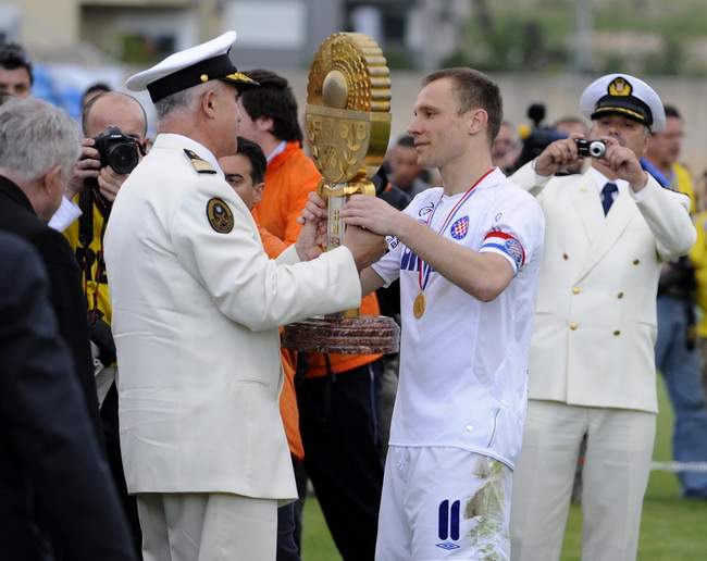 Sibenik , 050510.
Stadion Subicevac.
Druga utakmica finala Kupa RH NK Sibenik NK Hajduk (Split).
na slici kapetan Hajduka Srdjan Andric prima pokal iz ruku admirala Urlica.
Foto: Niksa Stipanicev / CROPIX
