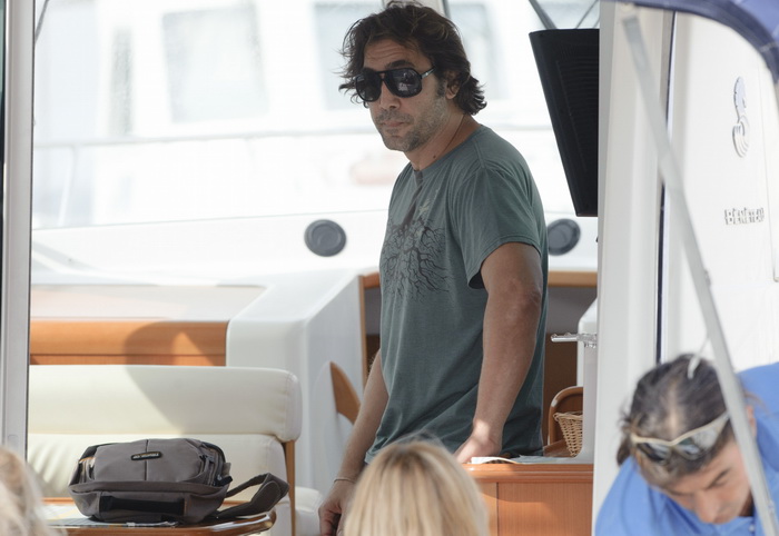 Prigradica, otok Korcula , 270911.
Glumac Javier Bardem snimljen prilikom ukrcaja u brod Majsan marke Beneteau Antares 10,80  koji ga je prebacio na svjetionik Plocica na snimanje filma “Venuto al mondo”.
Foto: Tom Dubravec /  CROPIX