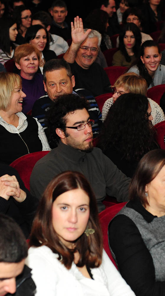 Zadar, 21.01.2013. snimio: Nenad Marčev
TEATAR EXIT, Zagreb
Saša Anočić
KAUBOJI
redatelj: Saša Anočić
igraju: Živko Anočić, Matija Antolić,
Hrvoje Barišić, Krunoslav Klabučar,
Rakan Rushaidat, Radovan Ruždjak i Ivana Rushaidat
izvan pre Zadar, 21.01.2013. snimio: Nenad Marčev
TEATAR EXIT, Zagreb
Saša Anočić
KAUBOJI
redatelj: Saša Anočić
igraju: Živko Anočić, Matija Antolić,
Hrvoje Barišić, Krunoslav Klabučar,
Rakan Rushaidat, Radovan Ruždjak i Ivana Rushaidat
izvan pre