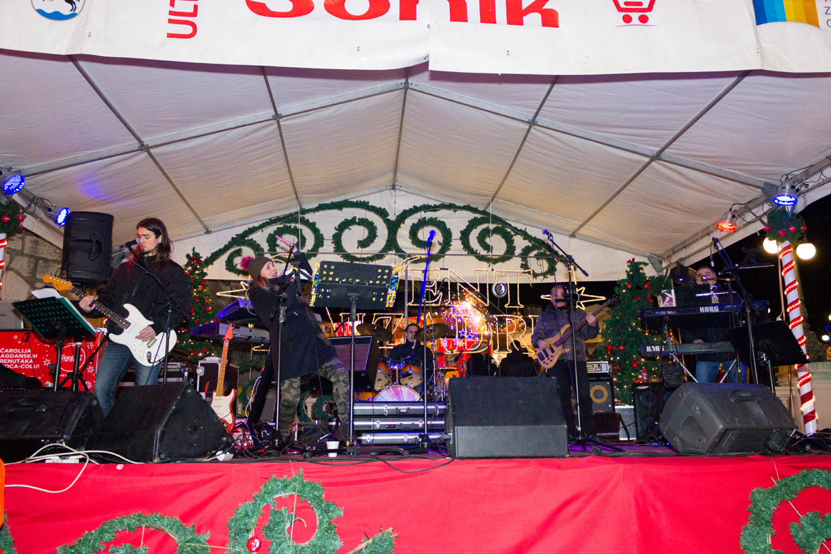 Doček 2017: Najluđa noć na zadarskom Poluotoku privukla više tisuća Zadrana i gostiju Doček 2017: Najluđa noć na zadarskom Poluotoku privukla više tisuća Zadrana i gostiju