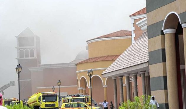 Vatrogasci ispred centra u Dohi, Foto: AP Photo