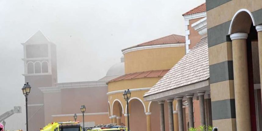 Vatrogasci ispred centra u Dohi, Foto: AP Photo