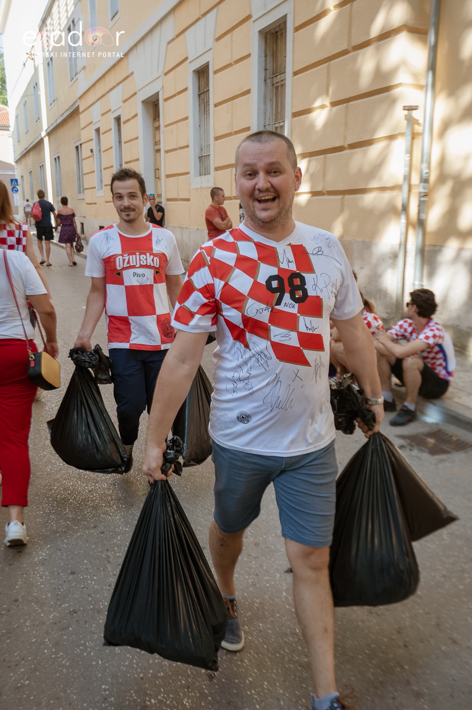 Navijačko ludilo u Zadru za vrijeme i nakon finala Svjetskog prvenstva Navijačko ludilo u Zadru za vrijeme i nakon finala Svjetskog prvenstva