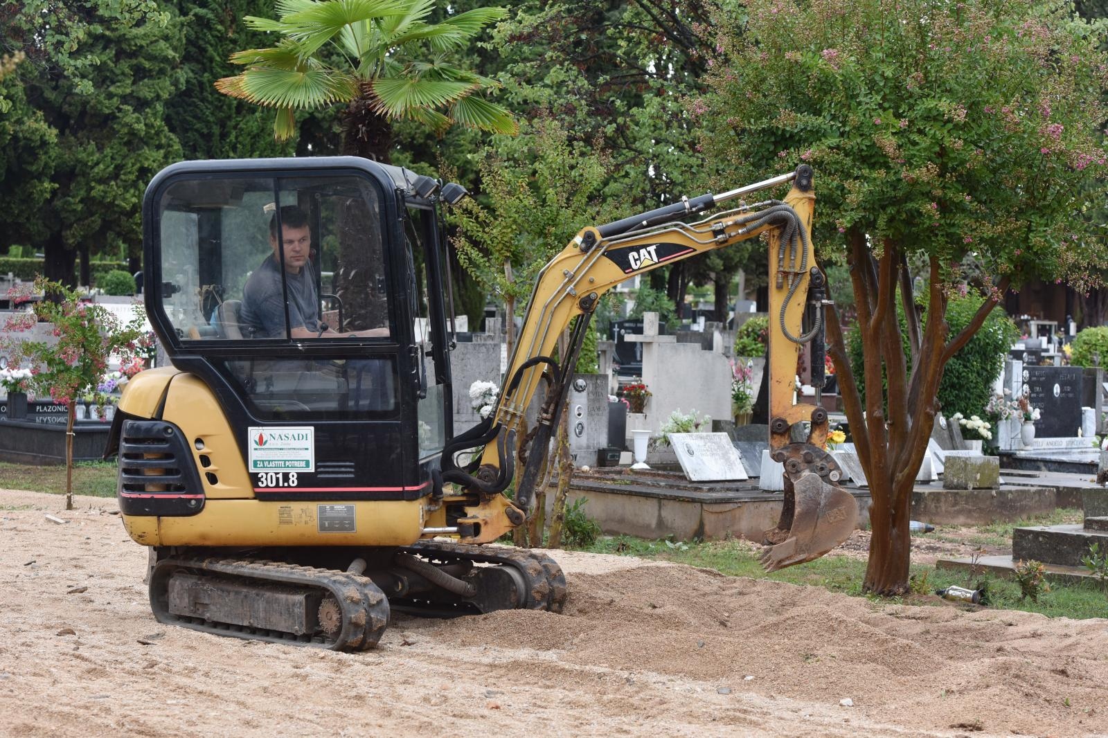 Djelatnici Nasada saniraju štetu na Gradskom groblju Zadar Djelatnici Nasada saniraju štetu na Gradskom groblju Zadar