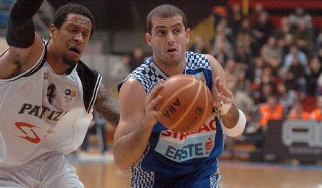 Beograd, 230110.
Kosarkaska utakmica,  Jadranska liga Partizan – Zadar.
Na fotografiji: Lorens Roberts i Vedran Morovic.
Foto: Aleksandar Dimitrijevic / Cropix