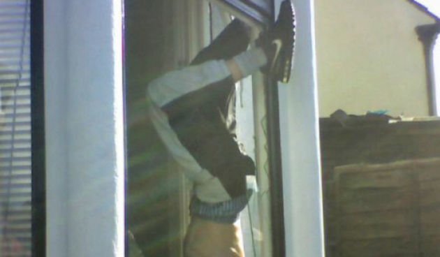 provalnik visi naglavačke (foto: Daily Mail)