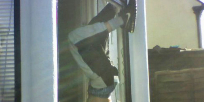 provalnik visi naglavačke (foto: Daily Mail) provalnik visi naglavačke (foto: Daily Mail)