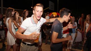 Na Stanovima se Kraljica mira slavi već preko 20 godina, a sinoćnjim misnim slavljem, procesijom i kasnije koncertom na školskom igralištu Stanarci su proslavili još jednu feštu. Koncert su održali grupa Dalmatico i Ivica Sikirić Ićo, foto: I. Perinčić Na Stanovima se Kraljica mira slavi već preko 20 godina, a sinoćnjim misnim slavljem, procesijom i kasnije koncertom na školskom igralištu Stanarci su proslavili još jednu feštu. Koncert su održali grupa Dalmatico i Ivica Sikirić Ićo, foto: I. Perinčić