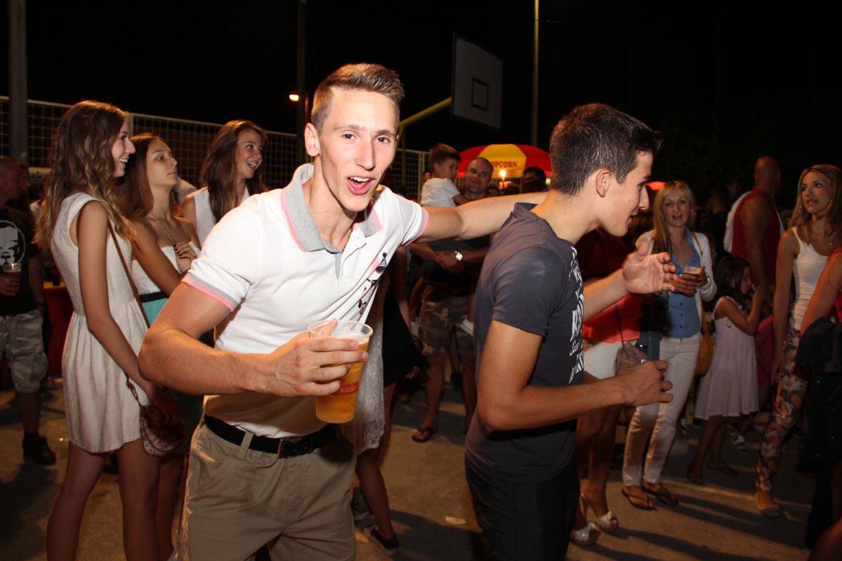 Na Stanovima se Kraljica mira slavi već preko 20 godina, a sinoćnjim misnim slavljem, procesijom i kasnije koncertom na školskom igralištu Stanarci su proslavili još jednu feštu. Koncert su održali grupa Dalmatico i Ivica Sikirić Ićo, foto: I. Perinčić Na Stanovima se Kraljica mira slavi već preko 20 godina, a sinoćnjim misnim slavljem, procesijom i kasnije koncertom na školskom igralištu Stanarci su proslavili još jednu feštu. Koncert su održali grupa Dalmatico i Ivica Sikirić Ićo, foto: I. Perinčić