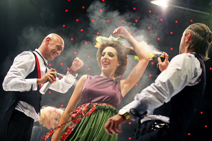 Zagreb, 250911.
U Areni Zagreb 24. i 25.09. odrzava se Beauty i Lifestyle Show, sajam ljepote.
Najveci show danas napravili su sarajevski frizeri.
Na slici: Sarajevo hair show.
Foto: Neja Markicevic / CROPIX Zagreb, 250911.
U Areni Zagreb 24. i 25.09. odrzava se Beauty i Lifestyle Show, sajam ljepote.
Najveci show danas napravili su sarajevski frizeri.
Na slici: Sarajevo hair show.
Foto: Neja Markicevic / CROPIX