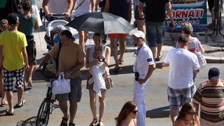 18.07.2013., Zadar – Prometna jedinica mladezi, mladi zadarski bobiji kako im tepaju gradjani uvelike pridonose olaksanom kretanju automobila kroz grad. Bez njih vecina raskrizja te ulice blize centru grada bile bi zagusene zbog prometnih cepova. Velika 18.07.2013., Zadar – Prometna jedinica mladezi, mladi zadarski bobiji kako im tepaju gradjani uvelike pridonose olaksanom kretanju automobila kroz grad. Bez njih vecina raskrizja te ulice blize centru grada bile bi zagusene zbog prometnih cepova. Velika