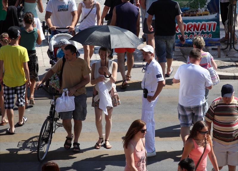 18.07.2013., Zadar – Prometna jedinica mladezi, mladi zadarski bobiji kako im tepaju gradjani uvelike pridonose olaksanom kretanju automobila kroz grad. Bez njih vecina raskrizja te ulice blize centru grada bile bi zagusene zbog prometnih cepova. Velika 18.07.2013., Zadar – Prometna jedinica mladezi, mladi zadarski bobiji kako im tepaju gradjani uvelike pridonose olaksanom kretanju automobila kroz grad. Bez njih vecina raskrizja te ulice blize centru grada bile bi zagusene zbog prometnih cepova. Velika