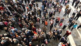 Zadar, 111110.
U zadru je  otvoren shoping centar Supernova, cije je otvaranje bilo najavljeno je za 09, pa za 14 sati, a otvoren  je malo prije 16 sati zbog tehnickog pregleda zgrade.
Na fotografiji: prvi kupci u supernovi cekaju ispred vrata.
Foto: Vlad