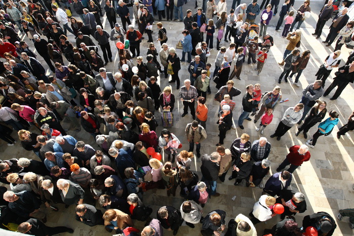 Zadar, 111110.
U zadru je  otvoren shoping centar Supernova, cije je otvaranje bilo najavljeno je za 09, pa za 14 sati, a otvoren  je malo prije 16 sati zbog tehnickog pregleda zgrade.
Na fotografiji: prvi kupci u supernovi cekaju ispred vrata.
Foto: Vlad