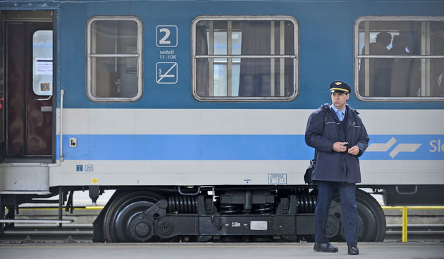 Cetiri sindikata HZ-a za danas su odrzali prosvjed koji je poceo u 10.55 te zavsio u 11.10. Straj je odrzan zbog uvjerenja da se novac u HZ-u trosi za odrzavanje na zivotu tvrtki kceri, a da se u zeljeznicku infrastrukturu ne ulaze nista, sto dovodi u pit